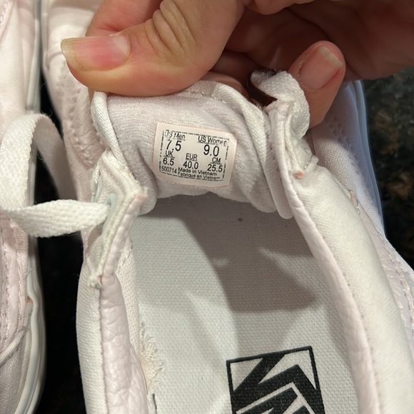 🌿Vans White tie up sneakers size men’s 7.5/women’s 9🌿 - Picture 2 of 8